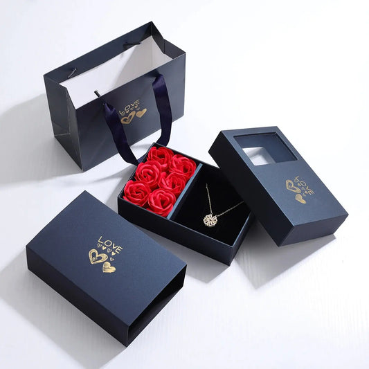 Necklace Gift Box - Mystieke Ketting van Harten en Klavertjes Vier